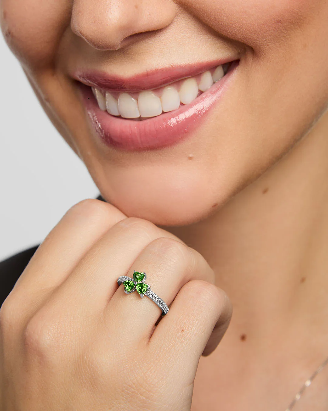 Green Cubic Zirconia Shamrock Ring - Image 4